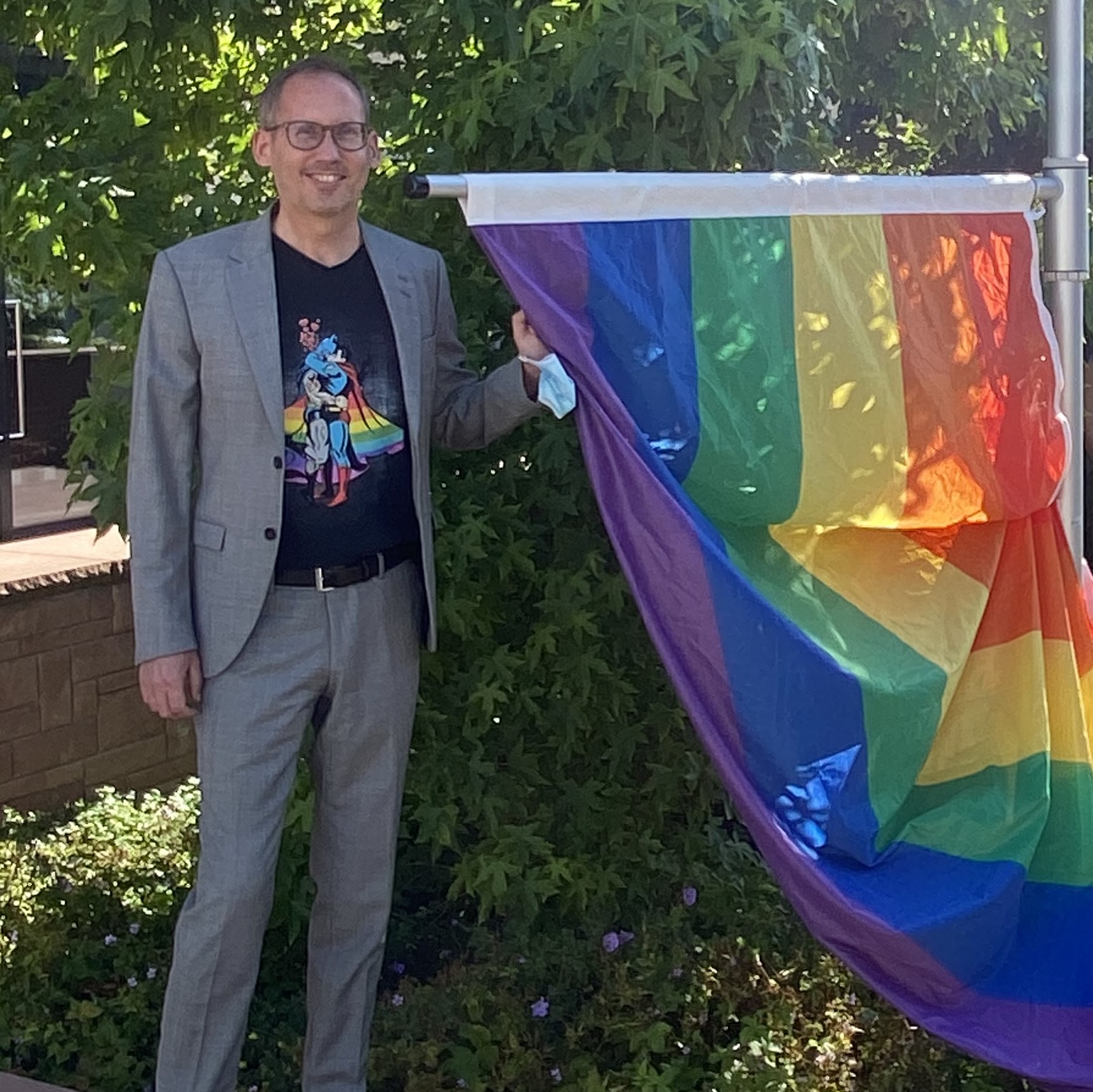 Kai_Klose_hisst_LGBT_Flagge